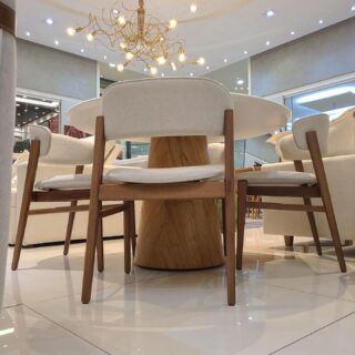 A mesa Nirá encanta pelo design da sua base e valoriza o ambiente com elegância e muita sofisticação. Em composição com a cadeira Monsaraz ela deixa o espaço moderno e sempre preparado para receber bons momentos em família.

Gostou? Vem para a Megam Móveis aqui você encontra tudo o que sua casa precisa.